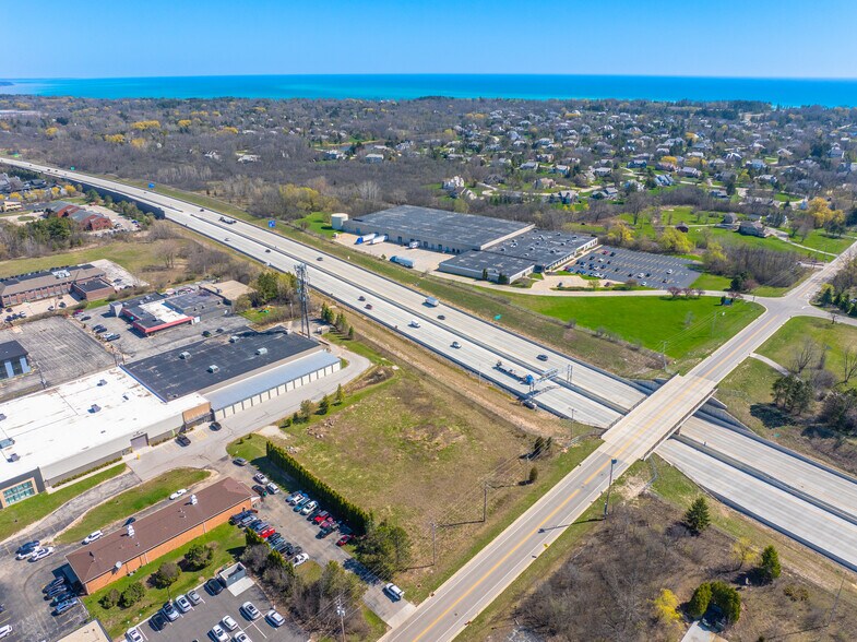 1150 Donges Bay Rd, Mequon, WI à vendre - Photo de l’immeuble – Image 2 sur 7