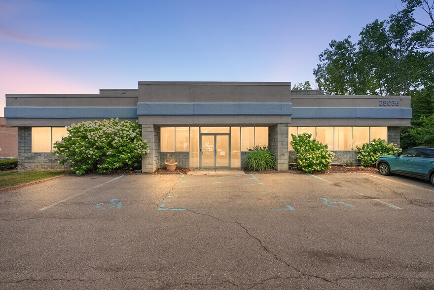 28036 Oakland Oaks Ct, Wixom, MI à vendre - Photo de l’immeuble – Image 2 sur 11