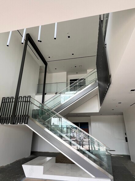 5255 Katella Ave, Cypress, CA à louer - Photo de l’immeuble – Image 2 sur 11