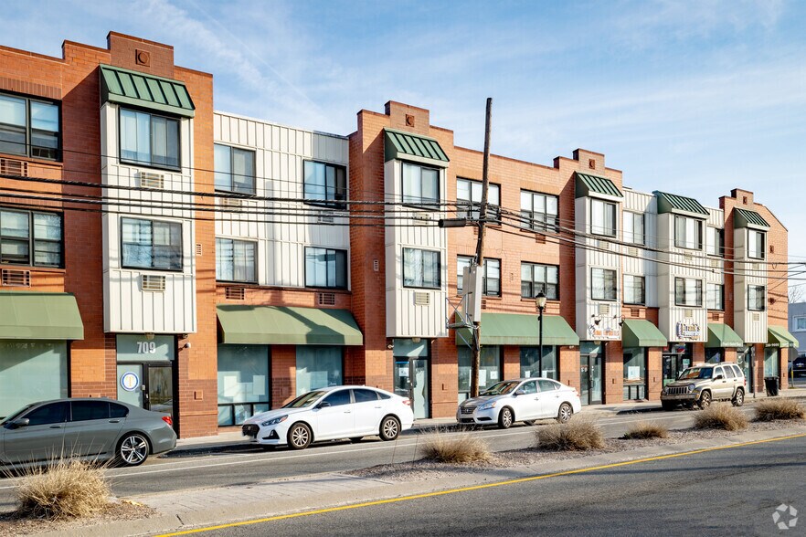 701 Prospect Ave, Westbury, NY à louer - Photo de l’immeuble – Image 3 sur 8