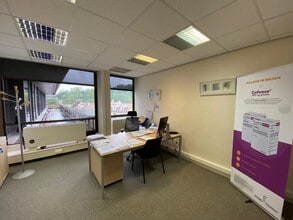 Bureau dans Saint-Cloud à vendre Photo intérieure– Image 2 sur 4