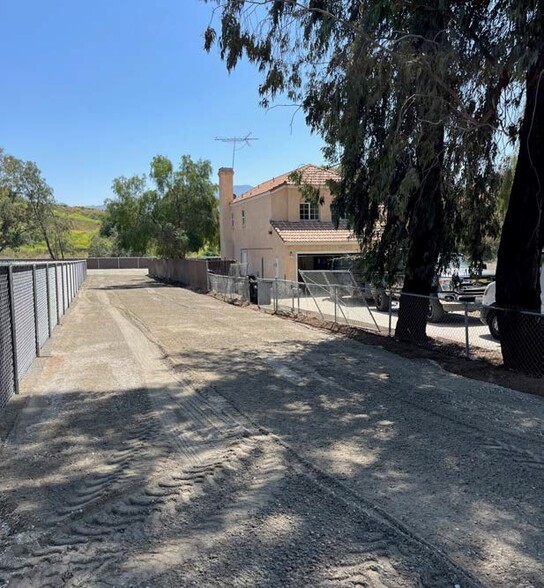 9013 Cajalco Rd, Corona, CA à louer - Photo de l’immeuble – Image 3 sur 4
