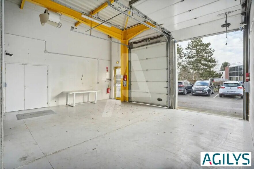 Local d’activités dans Les Ulis à louer - Photo de l’immeuble – Image 2 sur 12