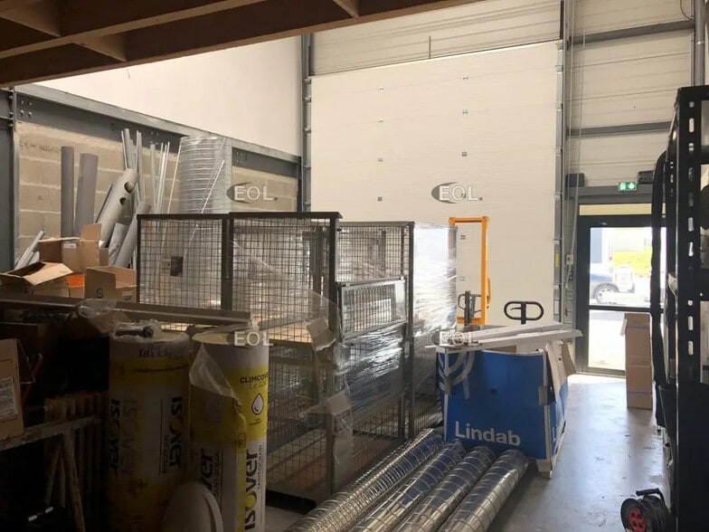 Local d’activités dans Saint-Priest à louer - Photo intérieure – Image 3 sur 9