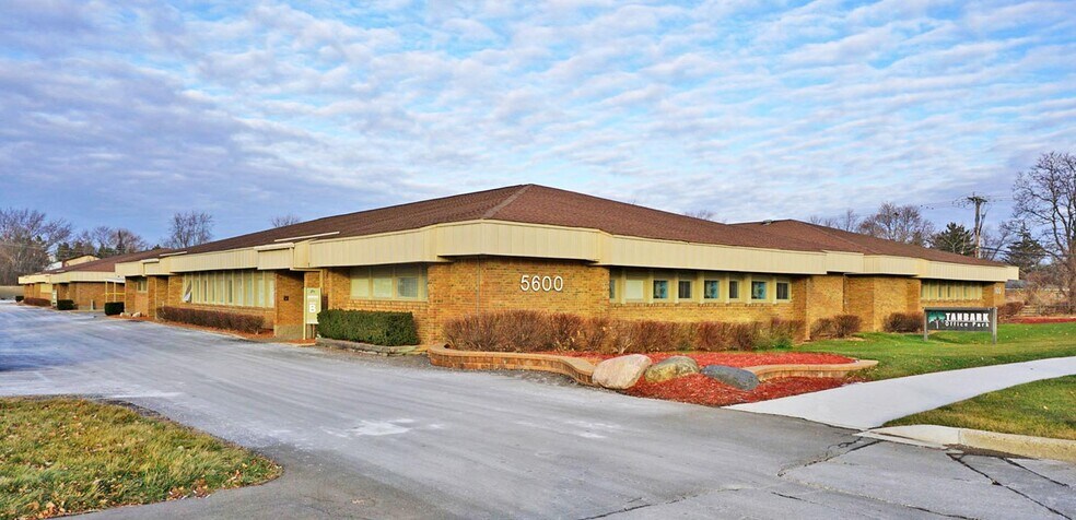 5600 W Maple Rd, West Bloomfield, MI à louer - Photo de l’immeuble – Image 1 sur 1