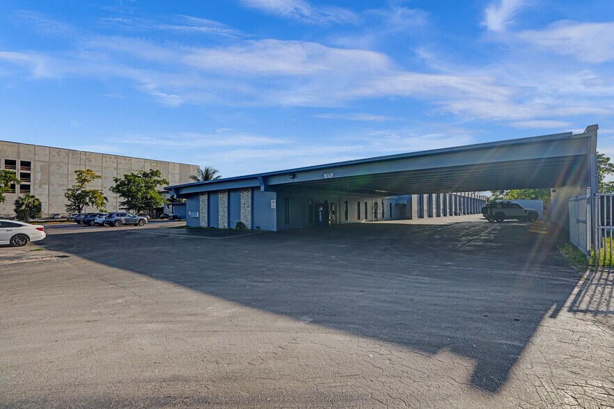 12050 NE 14th Ave, Miami, FL à louer - Photo de l’immeuble – Image 3 sur 10