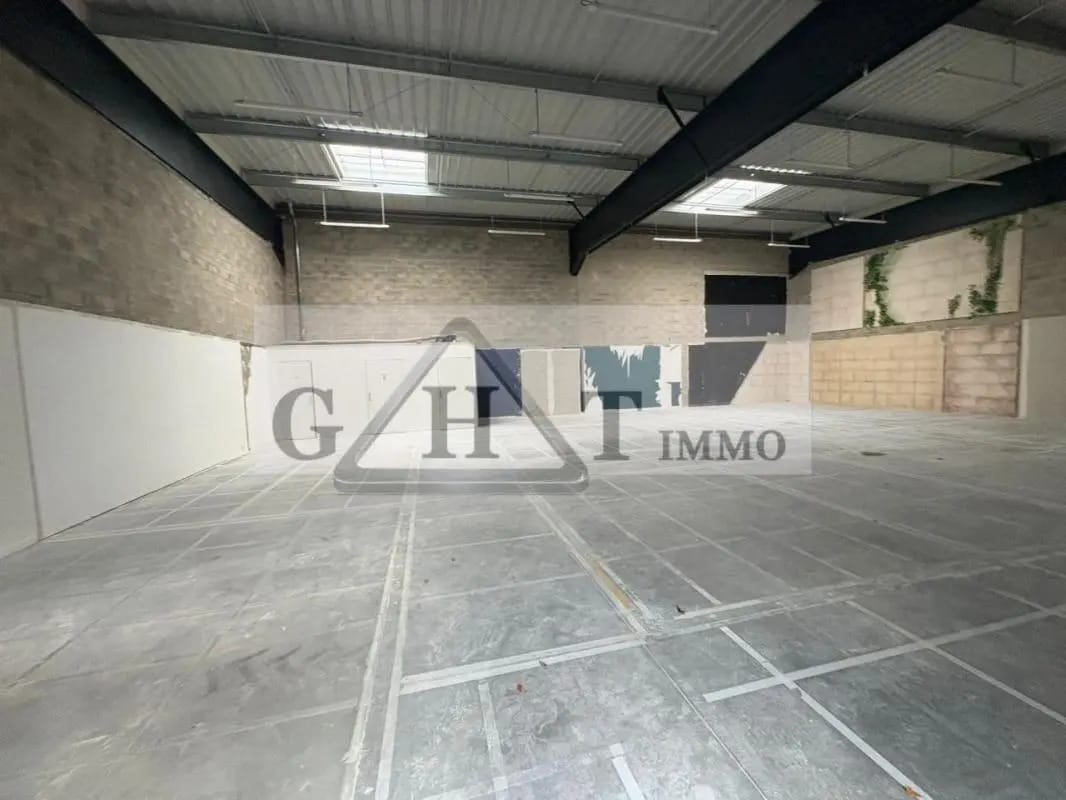 Industriel/Logistique dans Saint-Fargeau-Ponthierry à louer Photo de l’immeuble– Image 1 sur 4