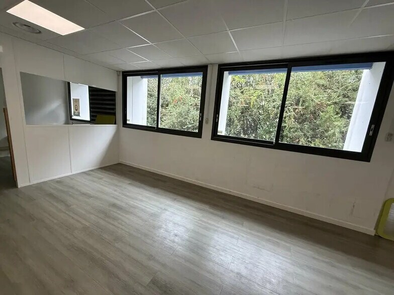 210 Rue Frédéric Joliot Curie, Aix-en-Provence à vendre - Photo de l’immeuble – Image 3 sur 4