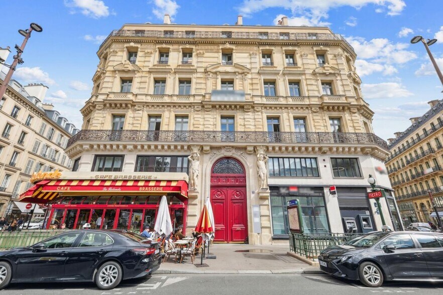 2 Place D'Estienne D'Orves, Paris à louer - Photo de l’immeuble – Image 1 sur 18