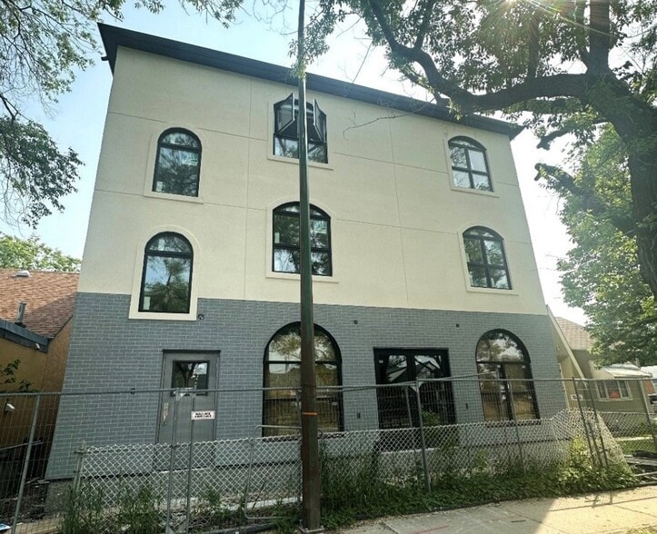 41 St Anne's Rd, Winnipeg, MB à vendre - Photo principale – Image 1 sur 1