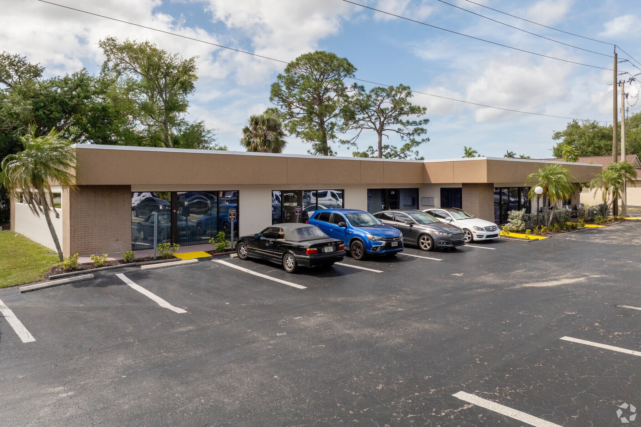 6313 Corporate Ct, Fort Myers, FL à louer Photo principale– Image 1 sur 6