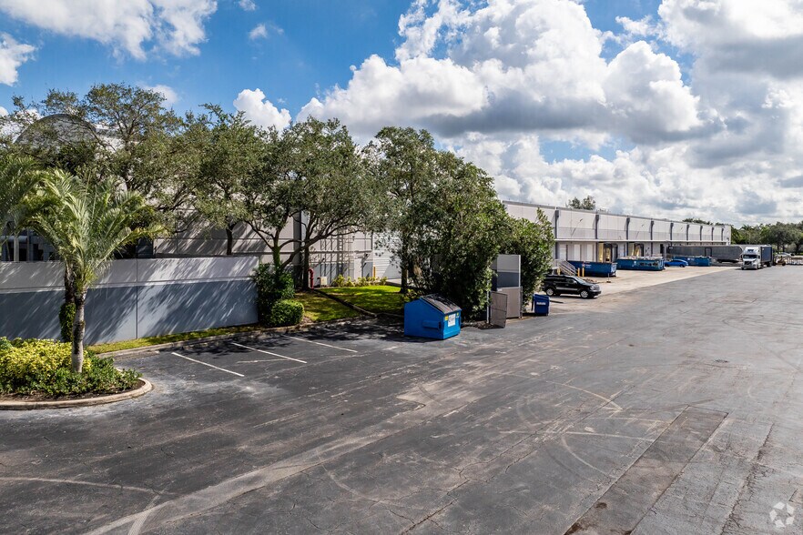 13800 NW 2nd St, Sunrise, FL à louer - Photo de l’immeuble – Image 2 sur 4