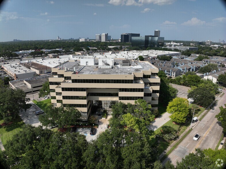 2825 Wilcrest Dr, Houston, TX à louer – Image 2 sur 12