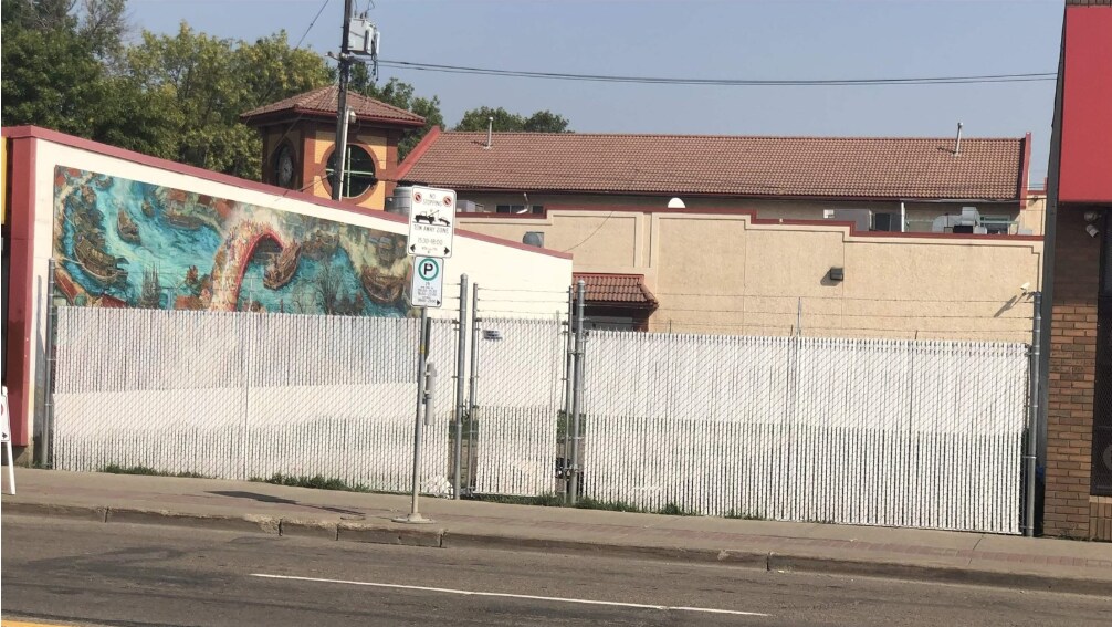 10669 97 St NW, Edmonton, AB à vendre Photo de l’immeuble– Image 1 sur 2