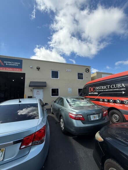 220 W 24th St, Hialeah, FL à louer - Photo de l’immeuble – Image 2 sur 10
