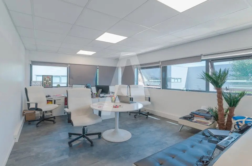 Local d’activités dans Ivry-sur-Seine à louer Photo de l’immeuble– Image 1 sur 11