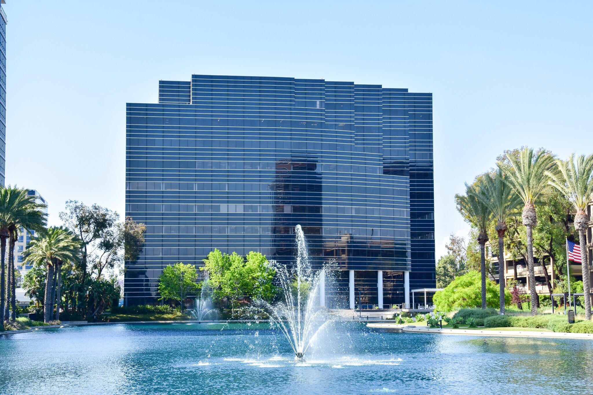 3 Hutton Centre Dr, Santa Ana, CA à louer Photo principale– Image 1 sur 7