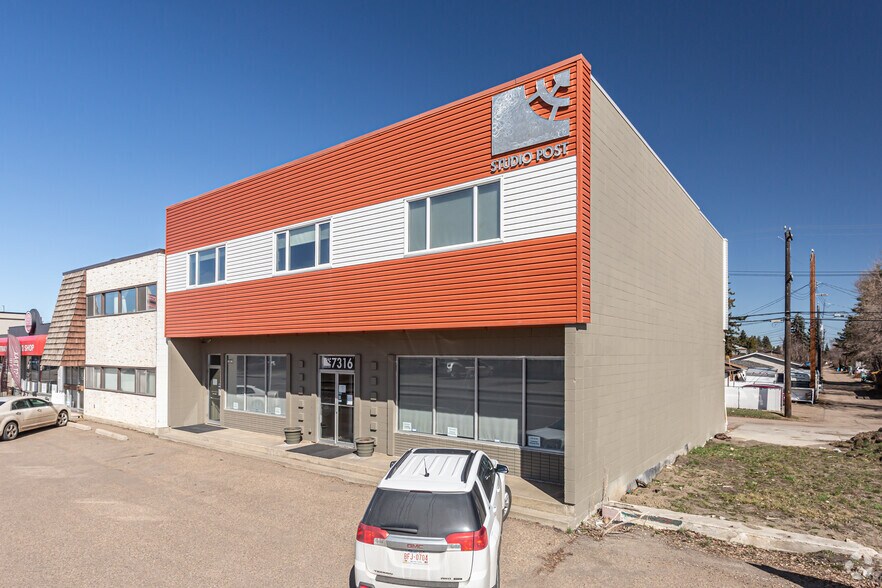 7316 101 Ave NW, Edmonton, AB à vendre - Photo principale – Image 2 sur 46