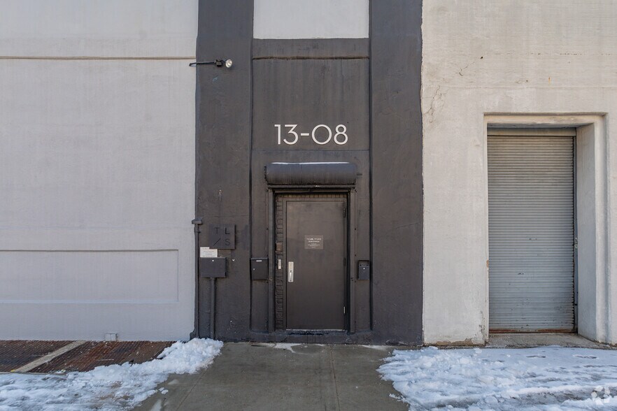 4310 21st St, Long Island City, NY à louer - Photo de l’immeuble – Image 2 sur 7