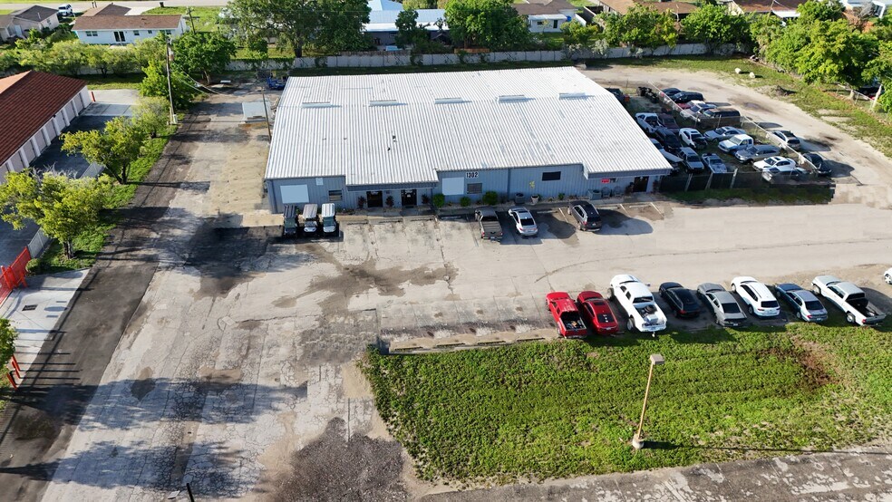 1302 NE Pine Island Rd, Cape Coral, FL à louer - Photo de l’immeuble – Image 1 sur 10