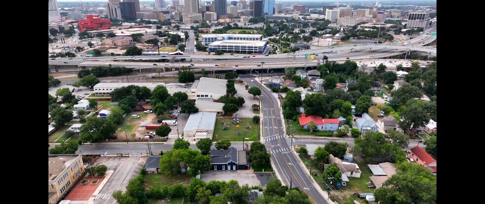 1012 N Flores St, San Antonio, TX à vendre - Vidéo sur l’annonce professionnelle – Image 2 sur 21