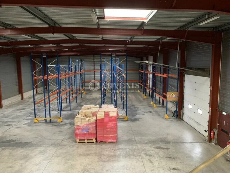 Industriel/Logistique dans  à louer - Photo de l’immeuble – Image 2 sur 3