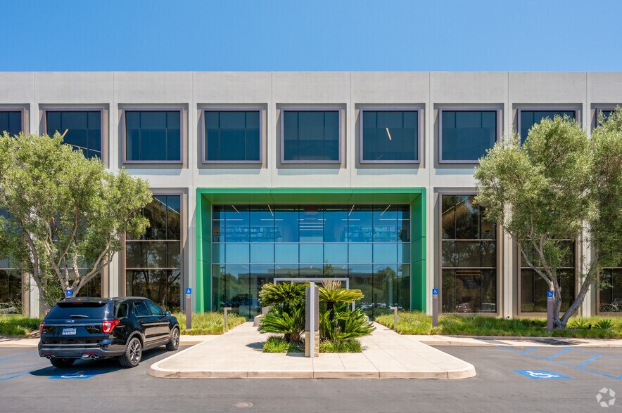 5301 California Ave, Irvine, CA à louer - Photo de l’immeuble – Image 3 sur 8