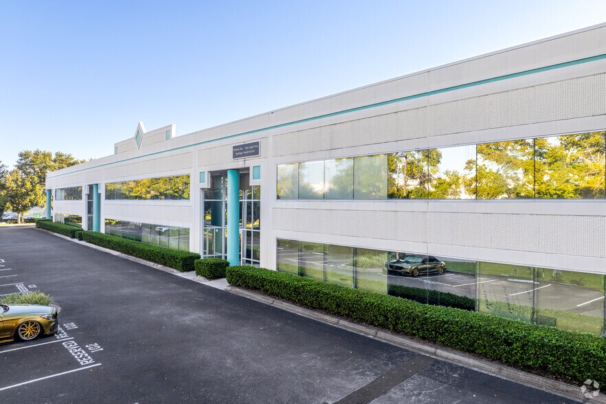 7507 Kingspointe Pkwy, Orlando, FL à louer - Photo de l’immeuble – Image 1 sur 6