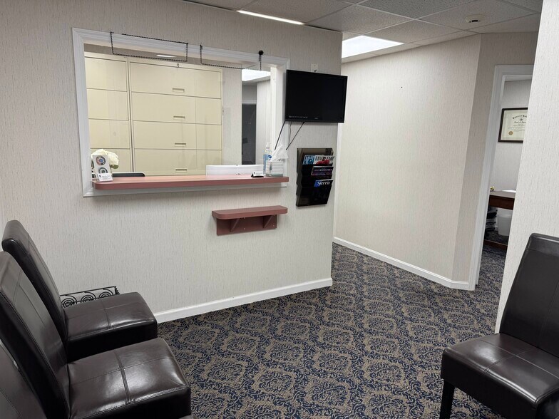 6 Auer Ct, East Brunswick, NJ à vendre - Photo de l’immeuble – Image 3 sur 15