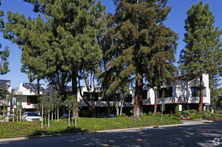 3080 Olcott St, Santa Clara, CA à louer - Photo de l’immeuble – Image 2 sur 11
