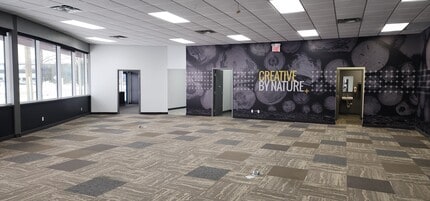 4600 Rhodes Dr, Windsor, ON à louer Photo intérieure– Image 2 sur 9