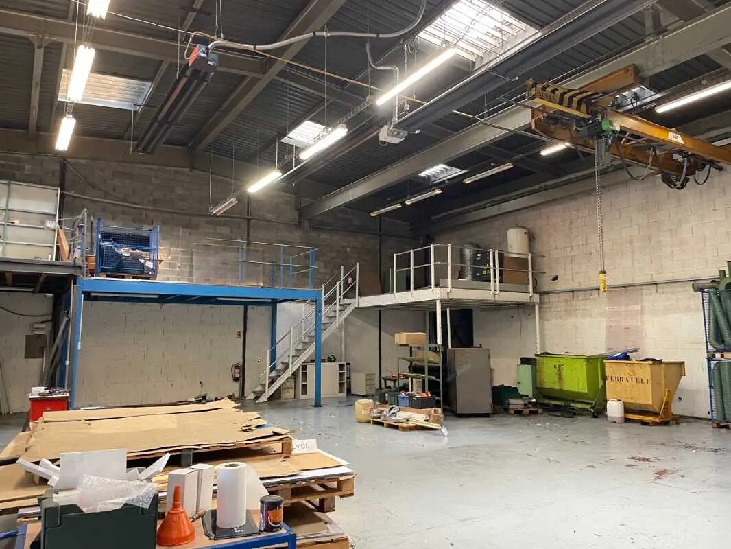 Local d'activités dans Saint-Priest à vendre Photo de l’immeuble– Image 1 sur 7