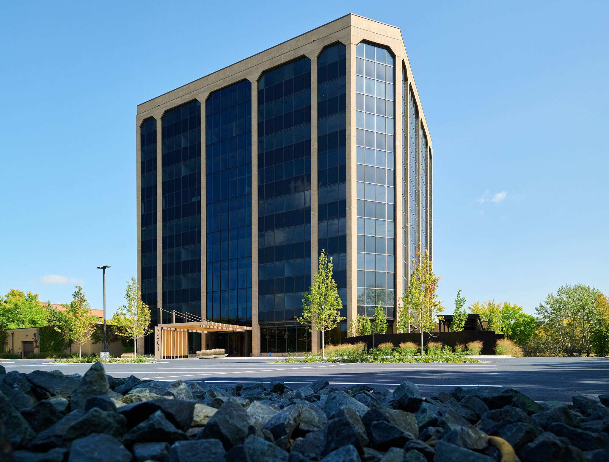 7101 Metro Blvd, Edina, MN à louer Photo de l’immeuble– Image 1 sur 27