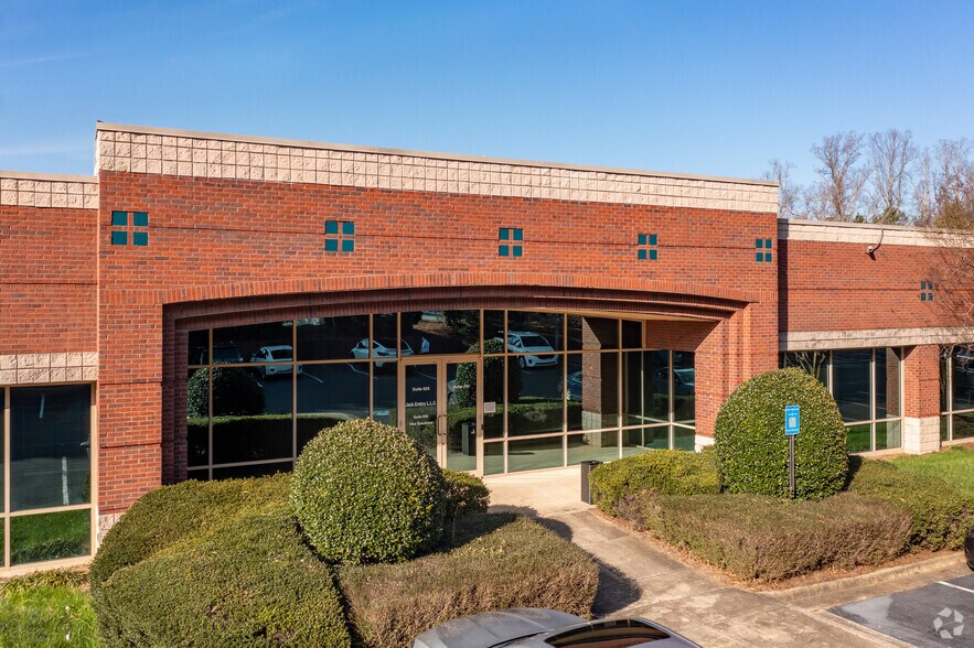 5000 Research Ct, Suwanee, GA à louer - Photo de l’immeuble – Image 3 sur 6