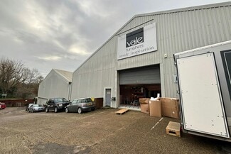 Plus de détails pour 35-42 East St, Farnham - Industriel/Logistique à louer