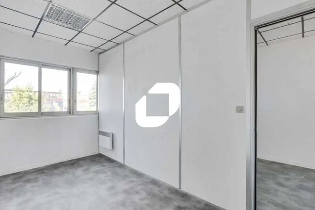 Plus de détails pour Bureau, Local commercial à louer