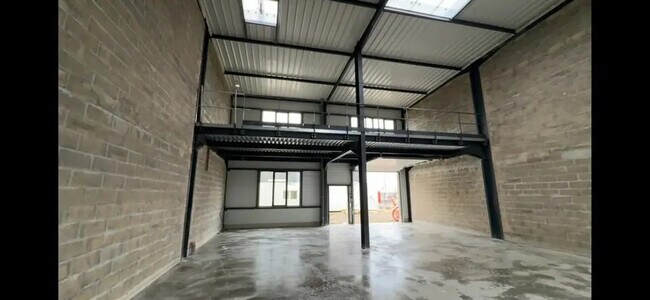 Plus de détails pour Local d’activités à vendre