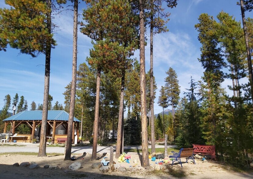 991 Frontage rd, Blue River, BC à vendre - Autre – Image 3 sur 21