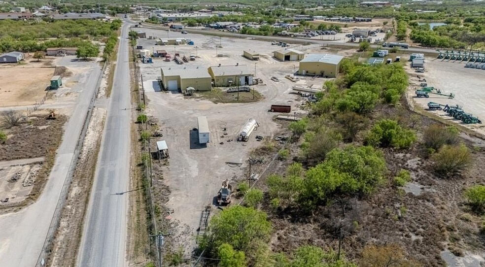 255 Loop 517, Carrizo Springs, TX à vendre - Photo de l’immeuble – Image 2 sur 14