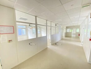 Bureau dans Les Clayes-sous-Bois à louer Photo de l’immeuble– Image 1 sur 5