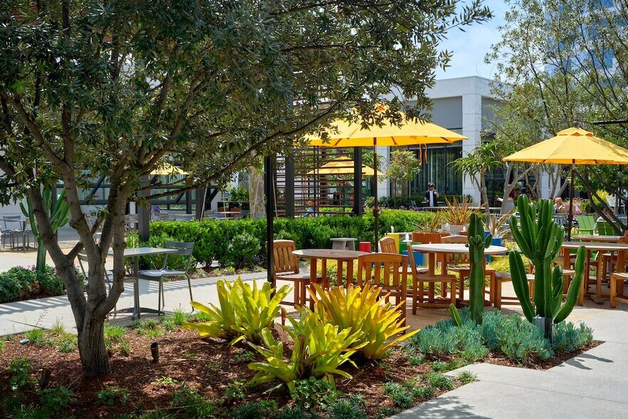 980 W 190th St, Torrance, CA à louer - Photo de l’immeuble – Image 2 sur 10
