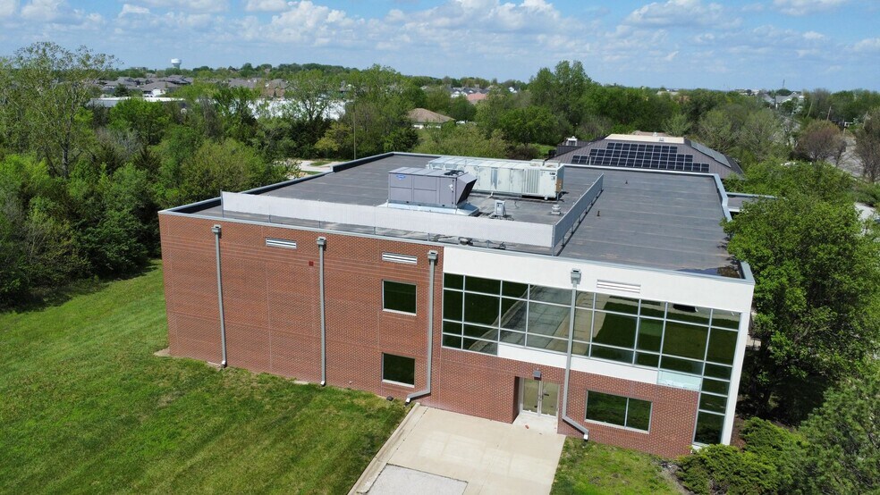 1315 Wakarusa Dr, Lawrence, KS à vendre - Photo de l’immeuble – Image 3 sur 10