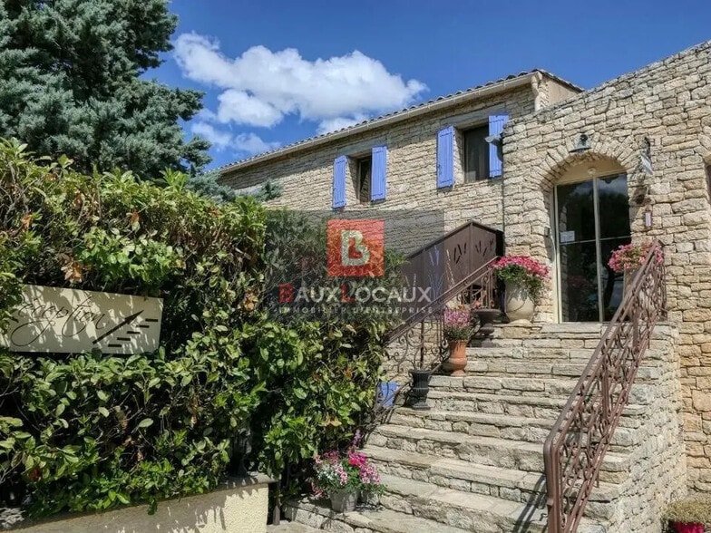 Local d'activités dans Apt à vendre - Photo de l’immeuble – Image 3 sur 12