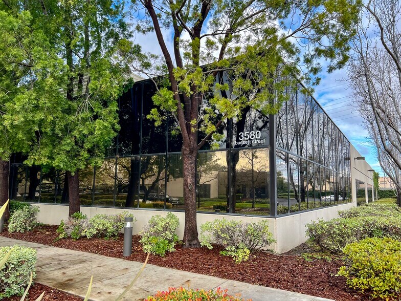 3550-3580 Bassett St, Santa Clara, CA à louer - Photo de l’immeuble – Image 2 sur 15