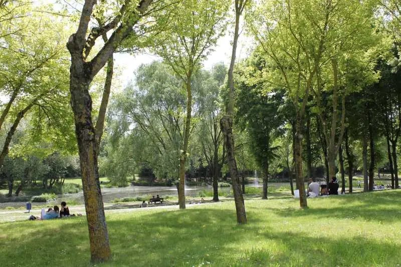 Bureau dans Roissy-en-France à vendre - Photo de l’immeuble – Image 2 sur 4