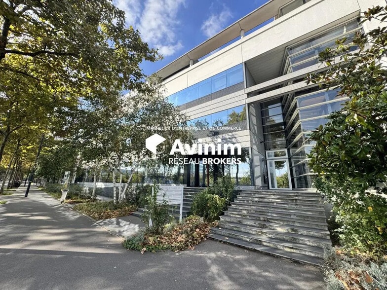 Local commercial dans Saint-Denis à louer - Photo de l’immeuble – Image 2 sur 5