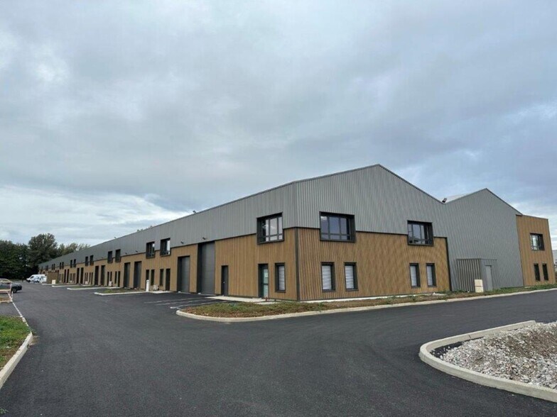 225 Avenue Des Marronniers, Bourgoin-Jallieu à louer - Photo de l’immeuble – Image 1 sur 21