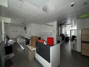 Bureau lumineux et moderne, idéal pour vos projets professionnels.