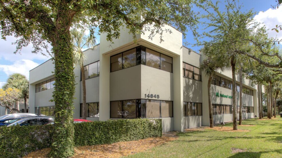 14645 NW 77th Ave, Miami Lakes, FL à louer - Photo de l’immeuble – Image 2 sur 11