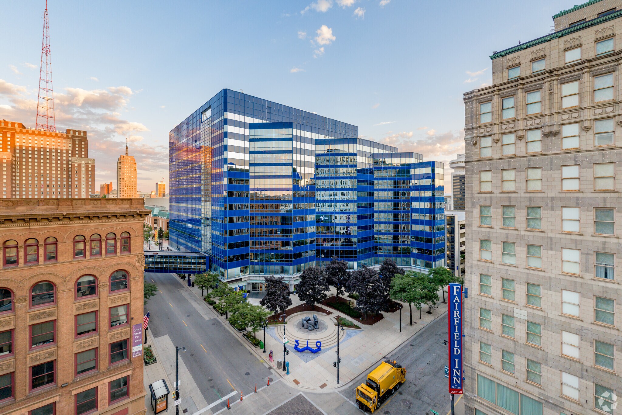 310 W Wisconsin Ave, Milwaukee, WI à louer Photo principale– Image 1 sur 11